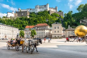 Besuche den Kapitelplatz in Salzburg, der südlich des Salzburger Domes liegt. Im Hintergrund siehst Du die Festung Hohensalzburg - das Wahrzeichen der Stadt.