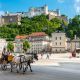 Besuche den Kapitelplatz in Salzburg, der südlich des Salzburger Domes liegt. Im Hintergrund siehst Du die Festung Hohensalzburg - das Wahrzeichen der Stadt.