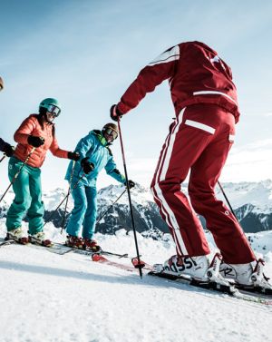 Für Erwachsene gibt es eine ganze Reihe Skikurse