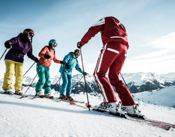 Für Erwachsene gibt es eine ganze Reihe Skikurse