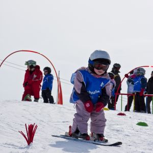 Beim Skikurs lernen schon die Kleinsten das Skifahren