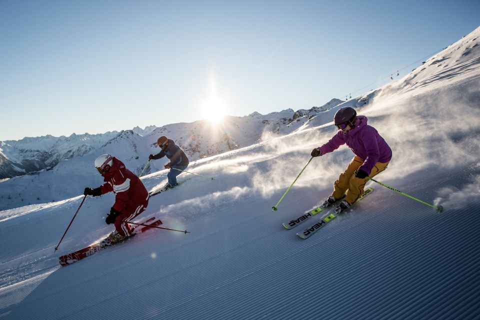 Um 7.20 Uhr geht es mit der ersten Bahn nach oben und als erster Skifahrer oder Snowboarder des Tages fährst Du die Pisten hinunter. Ganz einfach buchen und genießen.
