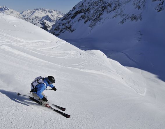 Vorarlberg legsportosabb síterületén síelőként vagy snowboardosként 140 kilométernyi pályán kaphatod meg a pénzedért cserébe a kínálatot.
