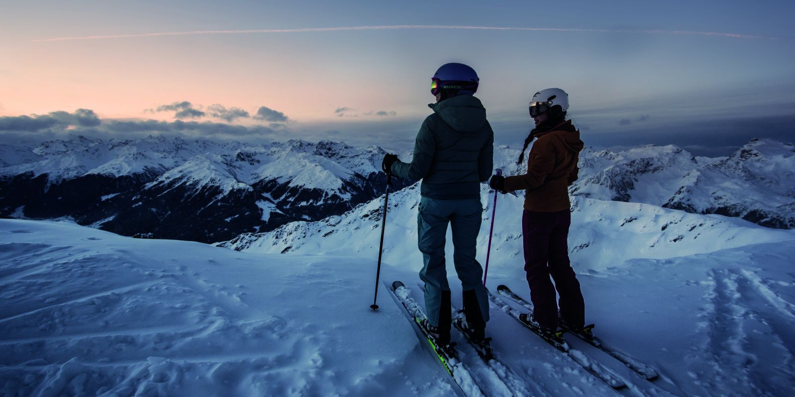Das ist ein echtes Bergerlebnis: noch vor Sonnenaufgang auf den Berg und danach die erste Spur in der Piste der Silvretta Montafon ziehen.