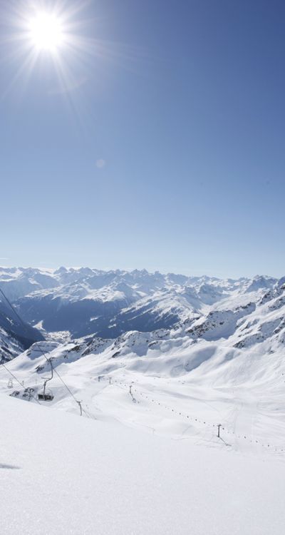 Genieße die Aussicht über das Skigebiet Silvretta Montafon