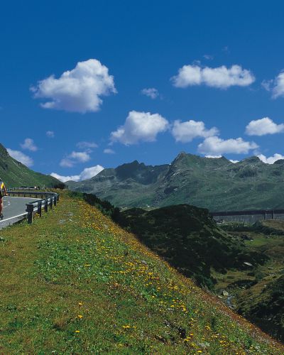 Auf der Tour Silvretta Bike Safari fährst Du über die Silvretta Hochalpenstraße und genießt die Aussicht auf das Vorarlberg.