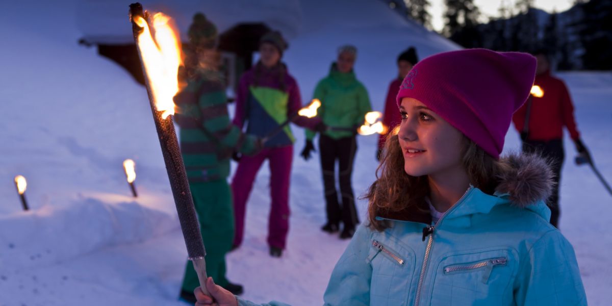 Tolles Abendevent für Paare, Familien oder Gruppen: mit der Fackel geht es durch den Schnee der Silvretta Montafon