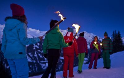 Dieses Event ist unvergesslich. Mit Fackeln geht es durch die Nacht und die verschneite Montafoner Landschaft.