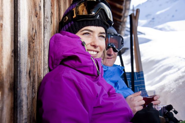 Zwischen dem Skifahren und Snowboarden musst Du auch ab und zu eine Pause machen. Wie wäre es mit einer der vielen Hütten und einem heißen Tee?