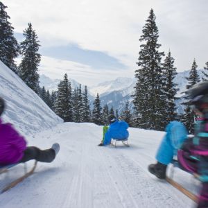 Gemütlich oder rasant fährst Du mit dem Schlitten die Rodelpiste bis ins Tal hinab. Dabei kannst Du die Aussicht auf die verschneiten Montafoner Berge genießen.