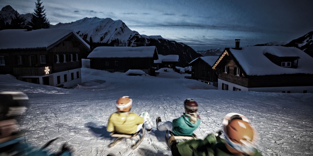 Untertags beim Skifahren und abends immer noch nicht genug? Einfach den Schlitten schnappen oder einen ausleihen und schon geht es die Rodelpiste hinab.