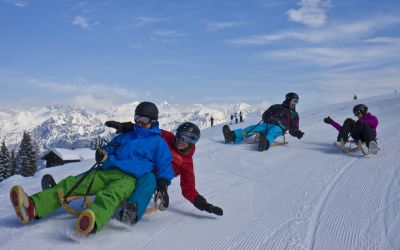 Rodelpartie für die ganze Familie Mit dem Schlitten geht es allein oder in der Gruppe die Rodelpiste hinab. Dabei kannst Du auch immer das tolle Bergpanorama genießen.