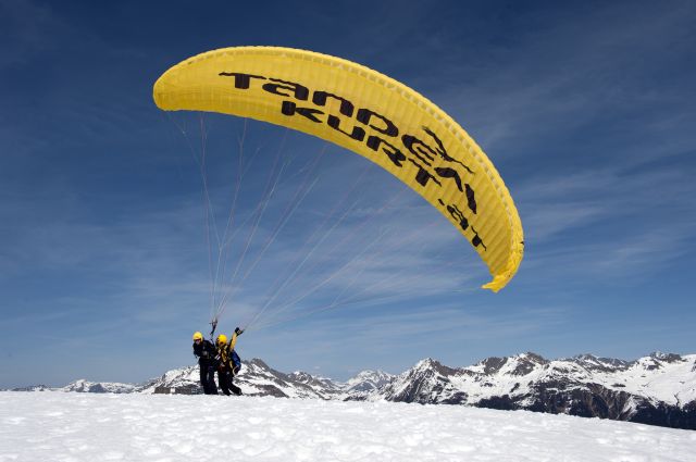 Mit dem Gleitschirm und einem staatlich geprüften Piloten als Tandem geht es von hoch oben durch die Lüfte bis ins Tal. Paragleiten ist ein Erlebnis.