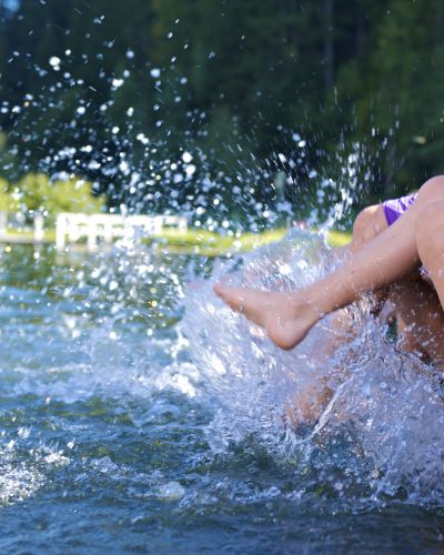 Perfekt für Familien eignet sich der Naturbadesee Mountain Beach auch für Personen mit Chlorallergie, da sich der See durch intelligente Bepflanzung selbst reinigt.