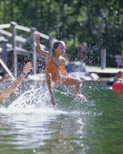 Der Natursee Mountain Beach direkt neben dem Explorer Hotel