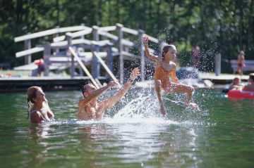 Der Natursee Mountain Beach direkt neben dem Explorer Hotel