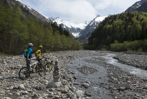 Podbijaj górskie doliny na rowerze i ciesz się fantastycznymi widokami, jeżdżąc na MTB.