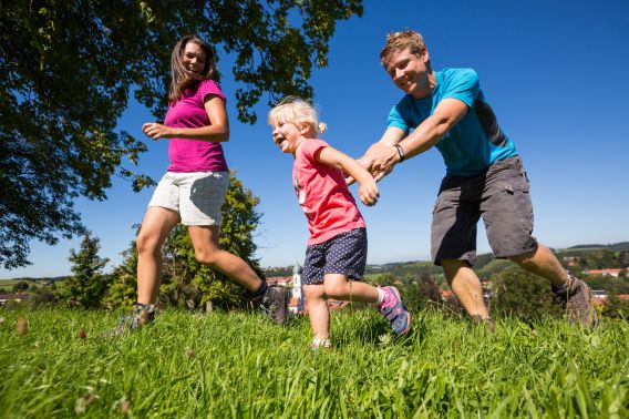 Rodinná zábava na dovolené v hotelech Explorer Alpy nabízejí širokou škálu rekreačních možností pro rodiny s dětmi. Ať už se jedná o pěší turistiku, cyklistiku nebo letní sáňkování, vždycky se najde něco k objevování. Hotely Explorer v Německu a Rakousku se nacházejí v prvotřídních horských oblastech, jako je krásné Allgäu, Tyrolsko a Vorarlbersko.