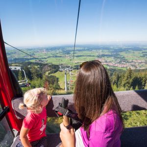 Von hier oben siehst Du ganz Nesselwang und das Ostallgäu. Entdeckst Du das Explorer Hotel Neuschwanstein? Genieße Deinen Urlaub im Allgäu, beim Wandern in den wunderschönen Bergen in Bayern.