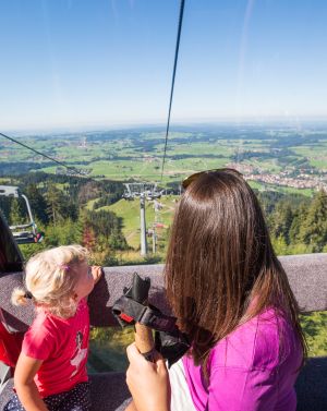 Odtud máte výhled na celý Nesselwang a východní Allgäu. Objevíte Explorer Hotel Neuschwanstein? Užijte si dovolenou v regionu Allgäu a vydejte se na túru v krásných bavorských horách.