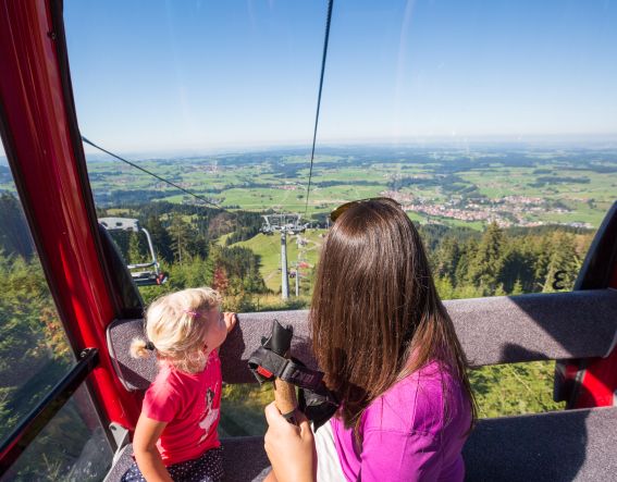 Von hier oben siehst Du ganz Nesselwang und das Ostallgäu. Entdeckst Du das Explorer Hotel Neuschwanstein? Genieße Deinen Urlaub im Allgäu, beim Wandern in den wunderschönen Bergen in Bayern.
