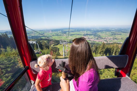 Von hier oben siehst Du ganz Nesselwang und das Ostallgäu. Entdeckst Du das Explorer Hotel Neuschwanstein? Genieße Deinen Urlaub im Allgäu, beim Wandern in den wunderschönen Bergen in Bayern.