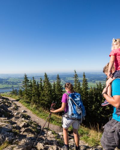 Mit der Familie den Alpspitz-Gipfel in Nesselwang erklimmen Hier oben auf der Alpspitze siehst Du das Explorer Hotel Neuschwanstein und ganz Nesselwang im Ostallgäu. Familien verbringen einen unvergesslichen Sommer Urlaub in Deutschland hier im Allgäu.