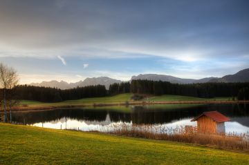 Der wunderschöne Attlesee nahe Nesselwang im Herbst