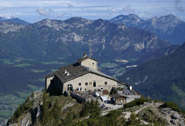 Ideal for your stay at the Explorer Hotel Berchtesgaden: A trip to the historic Kehlsteinhaus in Berchtesgaden. From here, you'll enjoy a magnificent view of the Berchtesgadener Land region.