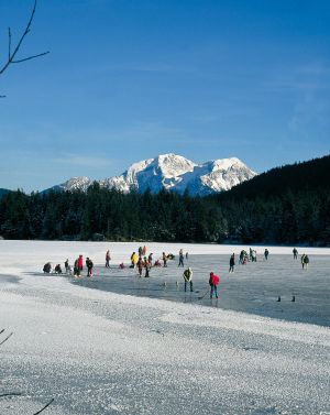 Eislaufen im Winter auf dem Hintersee bei Ramsau