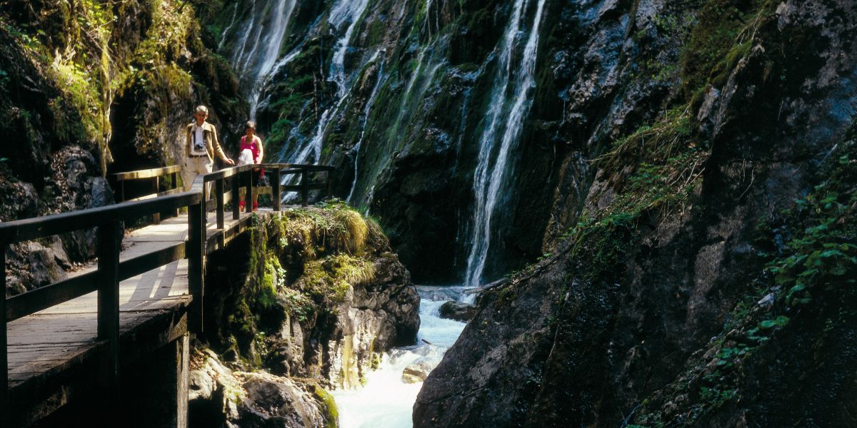 Ganz schön beeindruckend! Die Wimbachklamm ist perfekt für Deinen Sommerurlaub im Explorer Hotel Berchtesgaden. Ganz egal ob Regen oder Sonnenschein - die Klamm ist bei jedem Wetter ein Highlight.