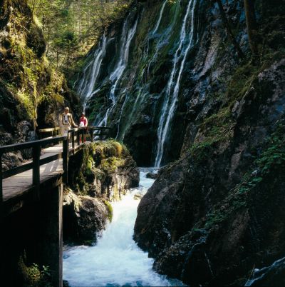 Tolles Naturerlebnis in der Wimbachklamm bei Ramsau Ganz schön beeindruckend! Die Wimbachklamm ist perfekt für Deinen Sommerurlaub im Explorer Hotel Berchtesgaden. Ganz egal ob Regen oder Sonnenschein - die Klamm ist bei jedem Wetter ein Highlight.