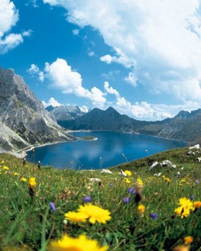 Start your hiking tour right here - at the biggest lake in Vorarlberg.