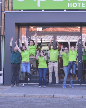 YEAH die Explorer Buddies aus dem Explorer Hotel Oberstdorf freuen sich auf Dich!