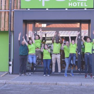 SÌ, gli Explorer Buddies dell'Explorer Hotel Oberstdorf non vedono l'ora di darvi il benvenuto!