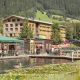 In Gaschurn kannst Du im Naturbadesee Mountainbeach direkt neben dem Hotel ins kühle Nass springen.
