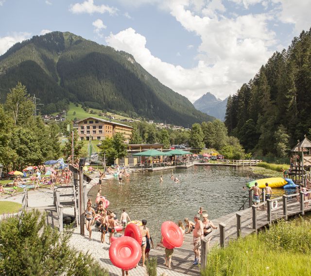 Il lago balneabile naturale Mountain Beach nel cuore di Gaschurn nel Montafon è perfetto per le giornate calde.