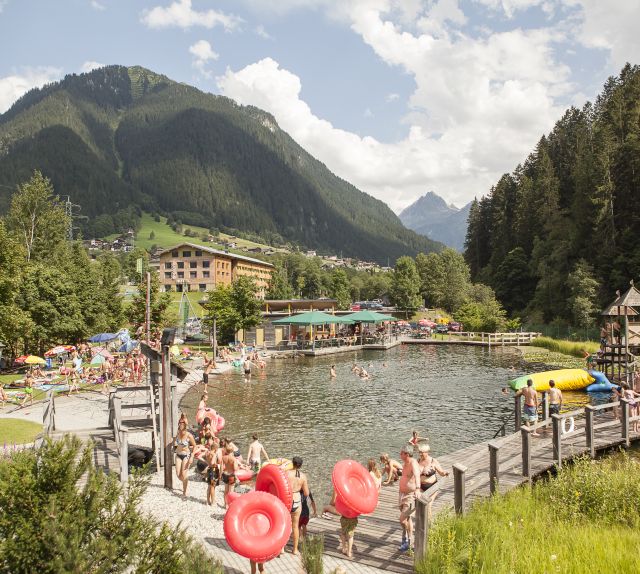Přírodní jezero ke koupání Mountain Beach v srdci Gaschurnu v Montafonu je ideální pro horké dny.