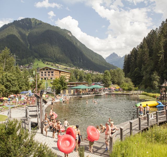 Le lac de baignade naturel de Mountain Beach, situé au cœur de Gaschurn à Montafon, est idéal pour les chaudes journées d'été.