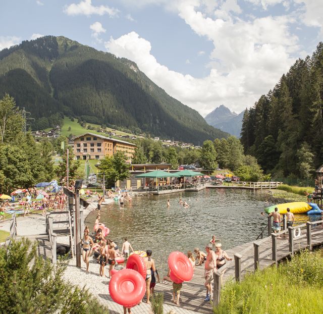The natural bathing lake Mountain Beach in the heart of Gaschurn in Montafon is perfect for hot days.