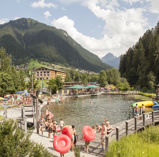 A montafoni Gaschurn szívében található természetes fürdőtó, a Mountain Beach tökéletes a forró napokra.