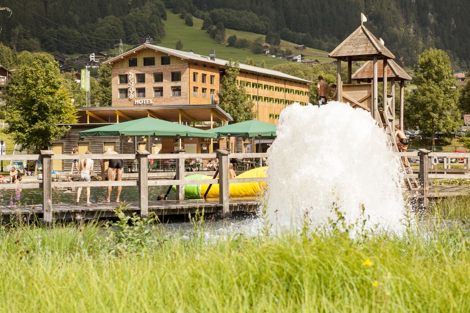 Das Explorer Hotel Montafon in Gaschurn liegt direkt neben einem erfrischenden Naturbadesee - dem Mountainbeach.