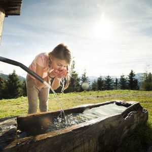 Eine willkommene Abkühlung Erfrische Dich bei Deiner Wandertour auf einer der zahlreichen Almen und Hütten.