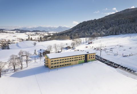 A Nesselwanger Alpspitzbahn közvetlenül az Explorer Hotel Neuschwanstein mellett található.