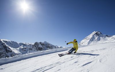 Speeding down perfectly groomed slopes, feeling the cool wind on your face, and soaking up the sun—that's pure winter fun on a ski holiday at the Explorer Hotel in Austria. Discover the ski resorts in the Alps!