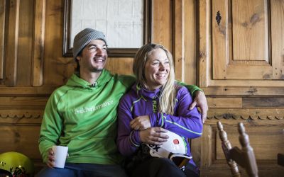 Mittagspause in der Berghütte beim Skifahren in den Alpen