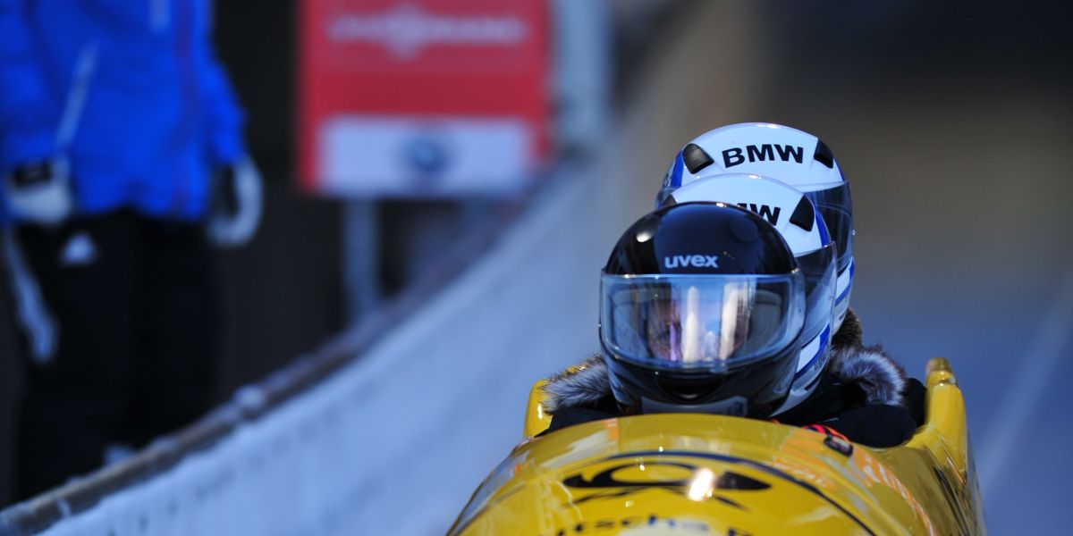 Corsa di bob taxi sulla pista di ghiaccio lunga 1.200 m Vivete l'azione pura sul taxi da bob da corsa nello stadio del ghiaccio di Königssee, sfrecciando a circa 120 km/h lungo il canale di ghiaccio lungo 1.200 m.