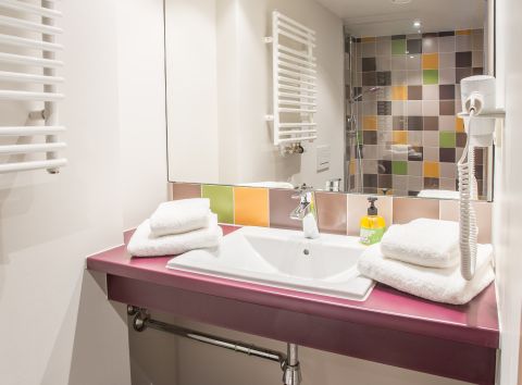 Explorer Hotel bathroom Here you can get ready for the day in the mountains.