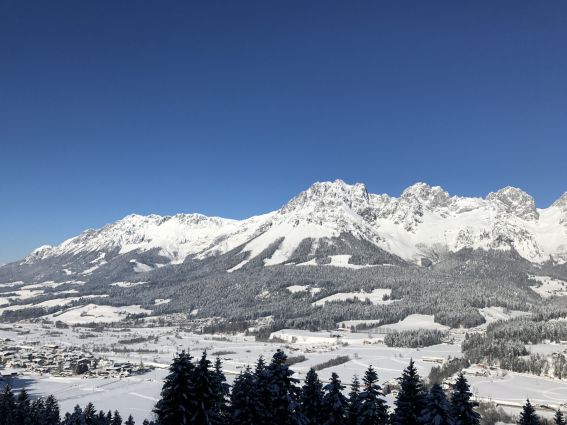 Blick auf die herrliche Bergkulisse des Wilden Kaiser im Winter