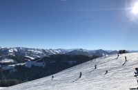 Skifahrer auf den Pisten der SkiStar St. Johann in Tirol